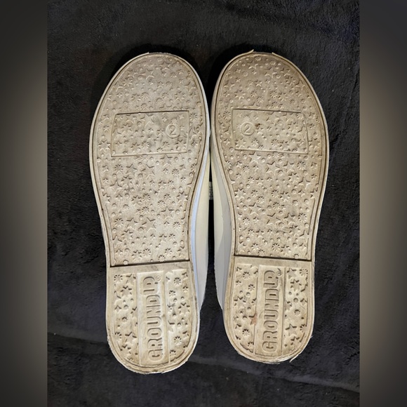 Disney GroundUp Minnie Mouse Sneakers White w/Black name/White gloves/Red bows - Picture 3 of 7